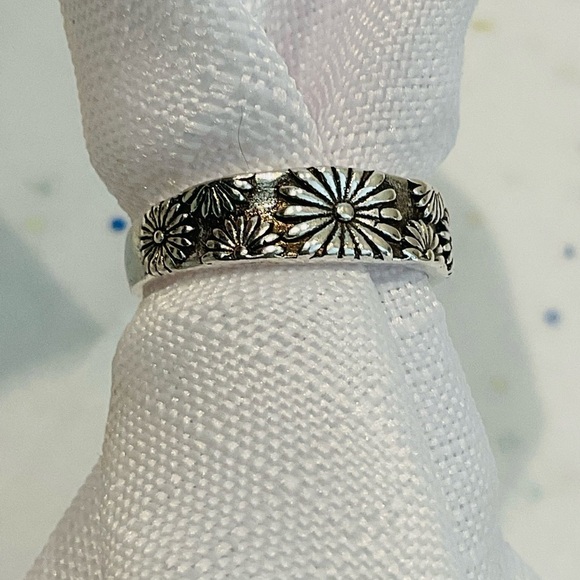 Antique Silver Tone Flower Decor Ring - Picture 7 of 10